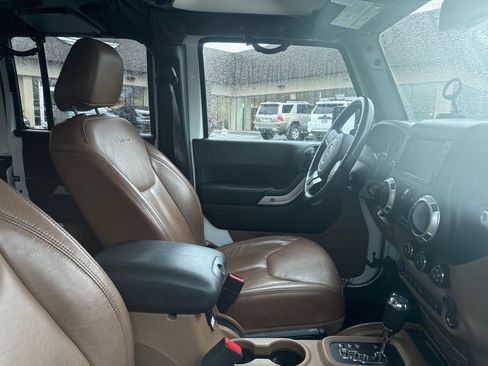 Used 2017 Jeep Wrangler Unlimited Sahara w/ Connectivity Group AWD/4WD image 7
