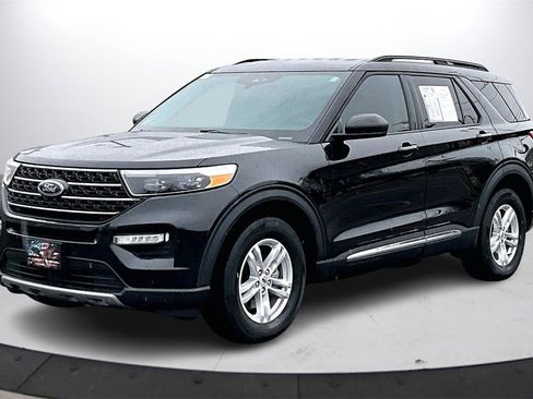 Used 2023 Ford Explorer XLT w/ Equipment Group 202A image 4