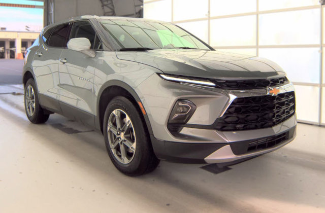 Used 2025 Chevrolet Blazer LT FWD image 1