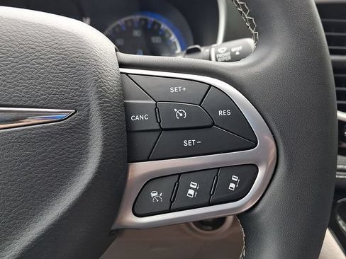 Used 2023 Chrysler Pacifica Touring-L AWD/4WD image 22