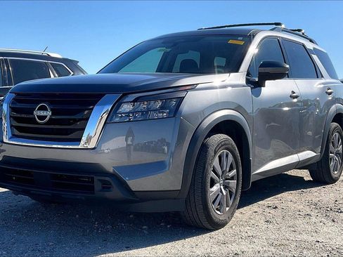 Used 2024 Nissan Pathfinder SV image 2