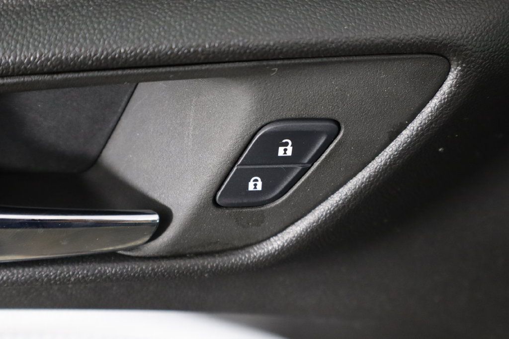 Used 2025 Chevrolet Trax LT w/ Sunroof Package FWD image 22