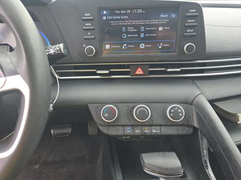 Used 2025 Hyundai Elantra SE FWD image 8