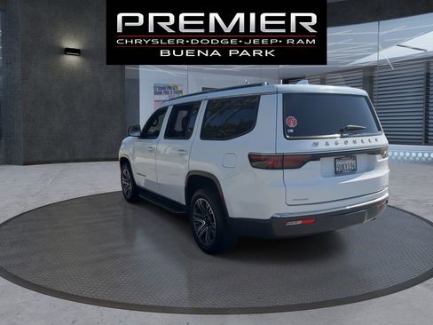 Used 2022 Jeep Wagoneer Series III AWD/4WD image 6