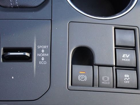 Used 2023 Toyota Highlander XLE image 17