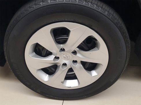 Used 2023 Toyota RAV4 LE image 4