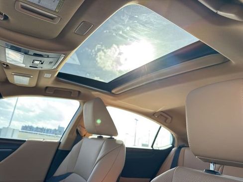 Used 2025 Lexus ES 300h w/ Premium Package image 22