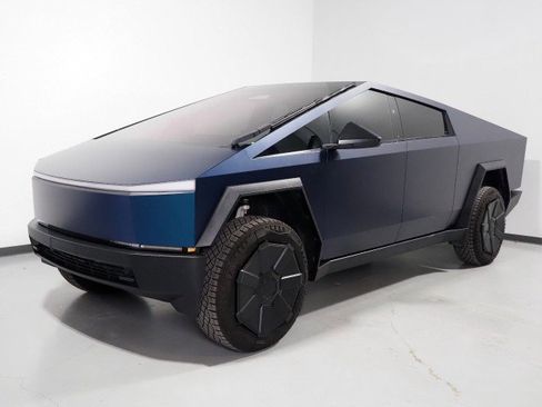 Used 2024 Tesla Cybertruck AWD Crew Cab image 11