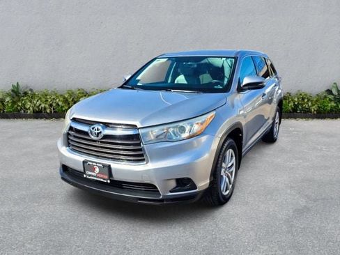 Used 2016 Toyota Highlander LE image 2