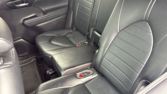 Used 2022 Toyota Highlander XLE AWD/4WD image 28