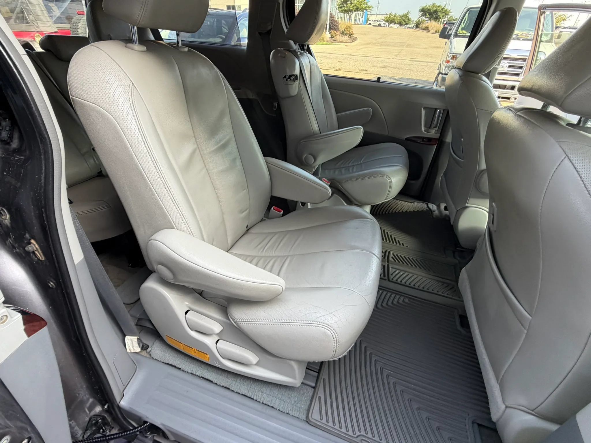 Used 2013 Toyota Sienna XLE FWD image 14