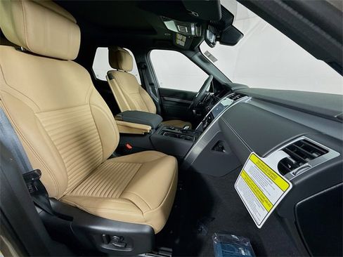 New 2026 Land Rover Discovery Dynamic SE image 30