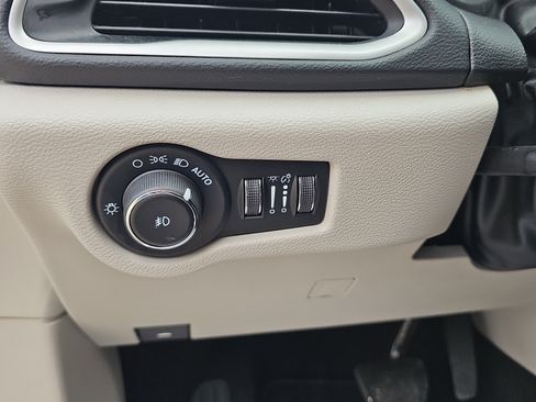 Used 2023 Chrysler Pacifica Touring-L FWD image 25