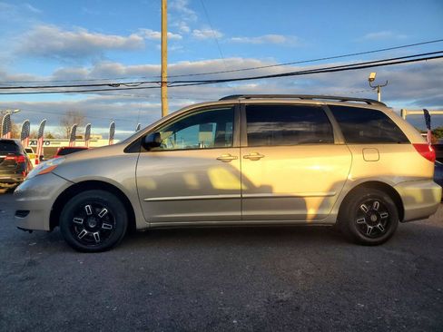 Used 2009 Toyota Sienna LE image 2