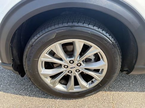 Used 2023 Ford Explorer Limited w/ Equipment Group 301A RWD image 11