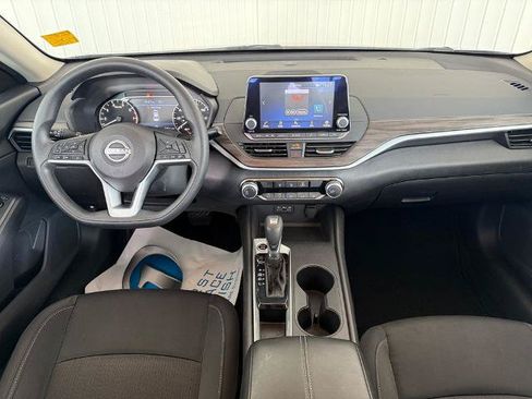 Used 2025 Nissan Altima 2.5 SV FWD image 3