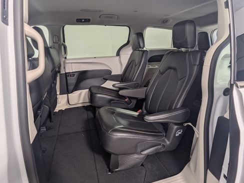 Used 2024 Chrysler Pacifica Touring-L FWD image 27