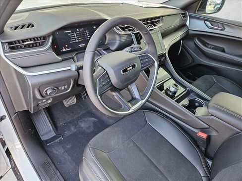 New 2025 Jeep Grand Cherokee Altitude image 3