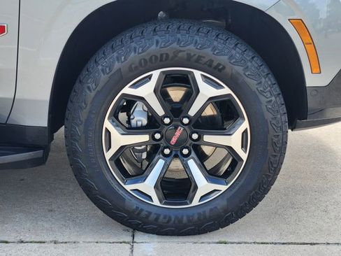Used 2025 GMC Yukon AT4 AWD/4WD image 10