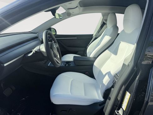 Used 2024 Tesla Model Y Long Range AWD/4WD image 4