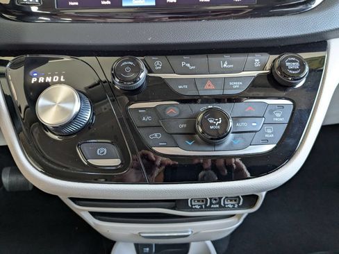 Used 2024 Chrysler Pacifica Touring-L FWD image 11