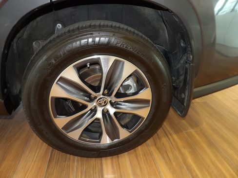Used 2024 Toyota Highlander XLE AWD/4WD image 9