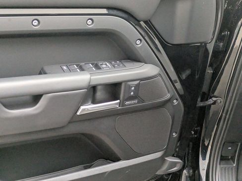 Used 2025 Land Rover Defender 130 X-Dynamic SE image 15