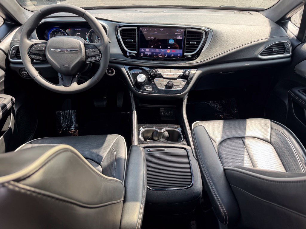 Used 2025 Chrysler Pacifica Limited FWD image 21