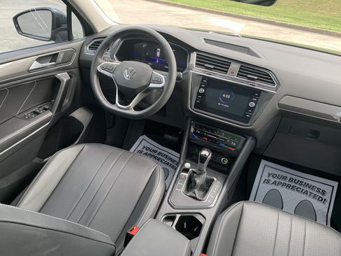 Used 2023 Volkswagen Tiguan SE w/ Panoramic Sunroof Package FWD image 32