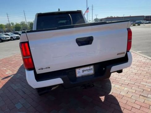 Used 2025 Toyota Tacoma SR5 w/ SR5 Upgrade Package AWD/4WD image 8