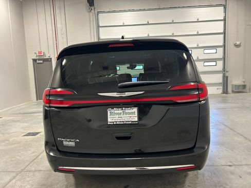 Used 2023 Chrysler Pacifica Touring-L FWD image 7