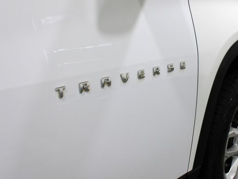 Used 2021 Chevrolet Traverse LT FWD image 29