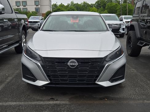 Used 2024 Nissan Altima 2.5 SV FWD image 2