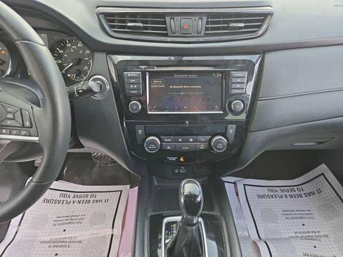 Used 2018 Nissan Rogue SV w/ Premium Package image 15