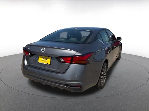 Used 2025 Nissan Altima 2.5 SV FWD image 11