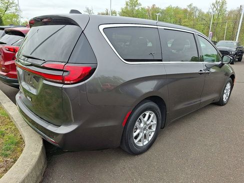 Used 2023 Chrysler Pacifica Touring-L FWD image 5