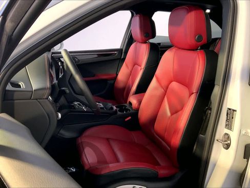 Used 2025 Porsche Macan image 5