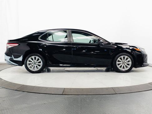 Used 2018 Toyota Camry LE FWD image 11