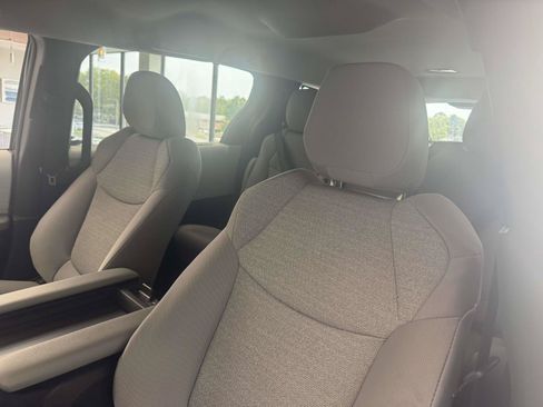 Used 2026 Toyota Sienna LE FWD image 18