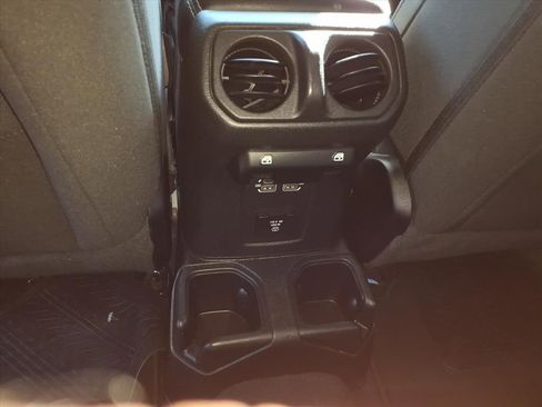 Used 2023 Jeep Gladiator Overland image 18