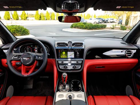Used 2025 Bentley Bentayga image 4