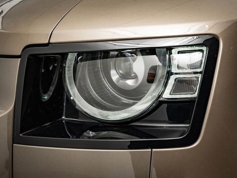 Used 2023 Land Rover Defender 90 SE image 15