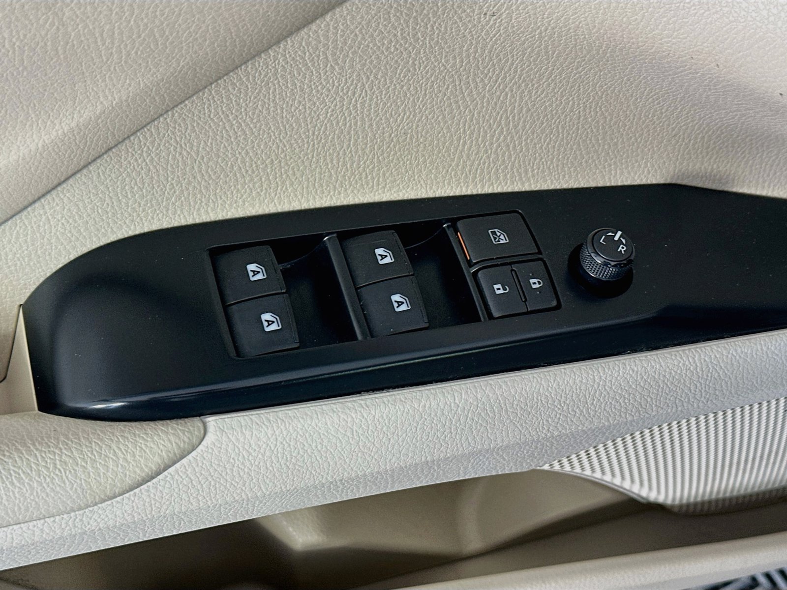 Used 2020 Toyota Camry LE FWD image 17
