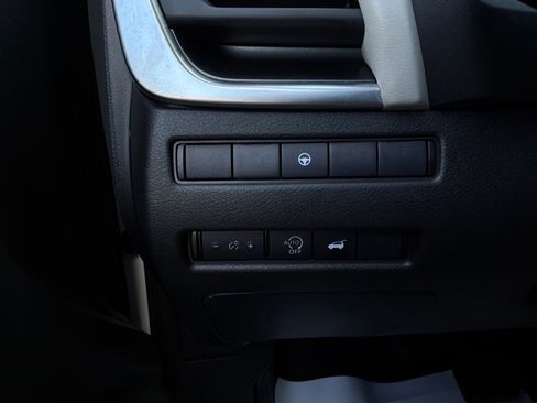Used 2025 Nissan Rogue SV FWD image 23