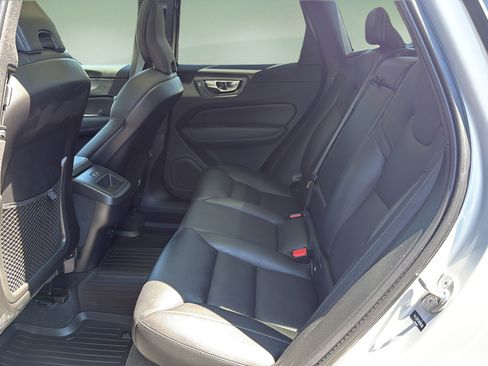 Used 2022 Volvo XC60 B5 Momentum AWD/4WD image 15