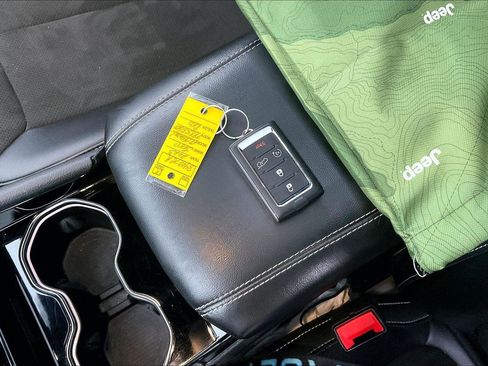 Used 2023 Jeep Grand Cherokee L Altitude image 12