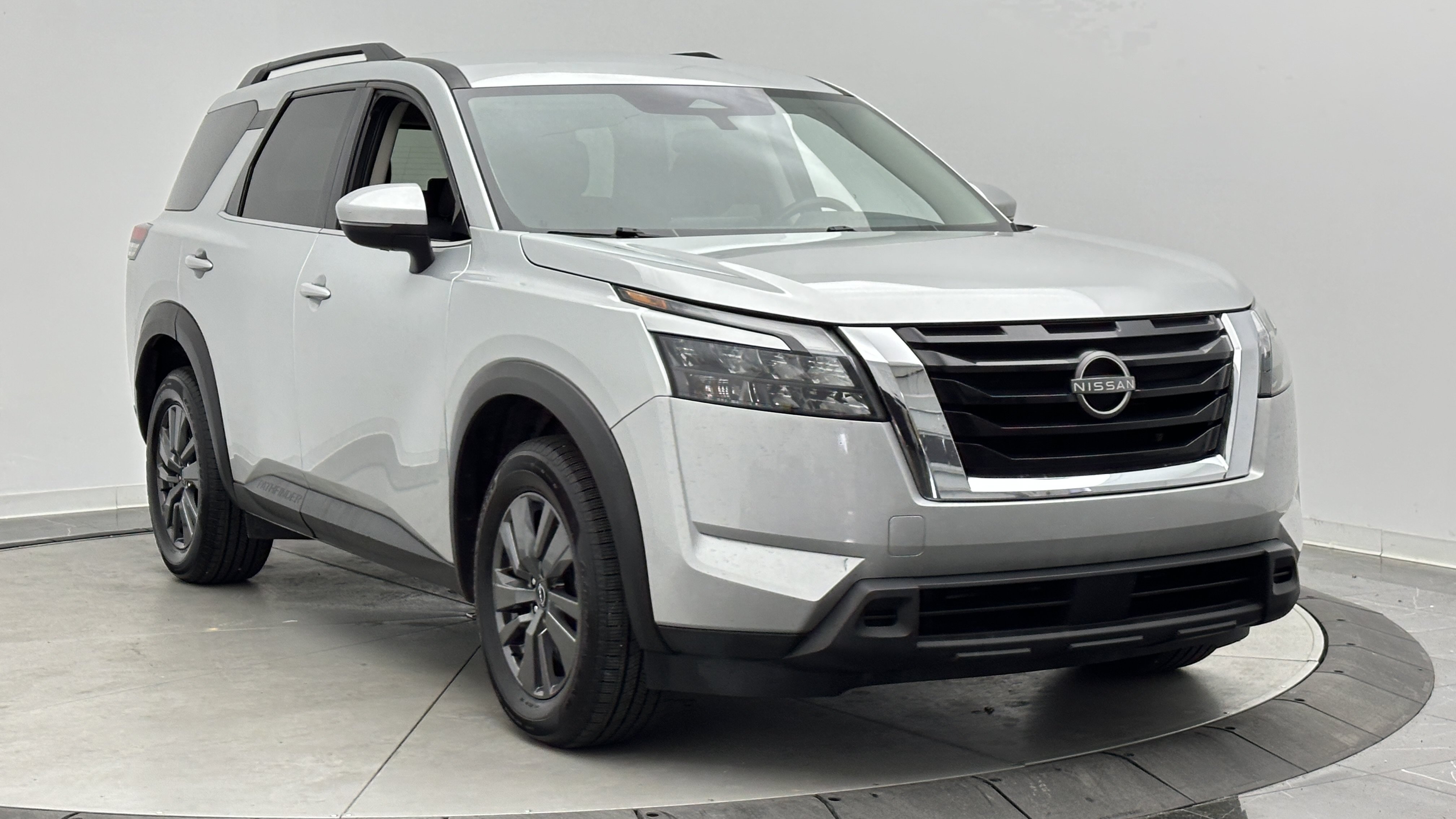 Used 2024 Nissan Pathfinder SV FWD image 3