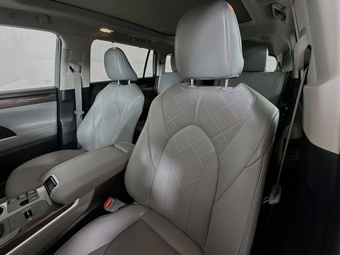 Used 2024 Toyota Highlander Platinum image 20