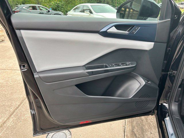 Used 2023 Volkswagen Taos SE FWD image 11
