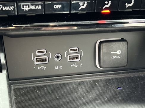 Used 2024 Jeep Grand Cherokee Laredo AWD/4WD image 30